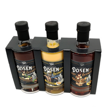 Lade das Bild in den Galerie-Viewer, Geschenkbox Likör Trio klein inkl. 2 Shotgläsern: Dosenöffner Haselnuss, Pfirsich und Eierlikör (je 0,35l Flasche)
